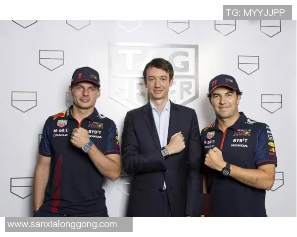 足球明星时尚风采展示LV包包与球场魅力完美结合的精彩瞬间